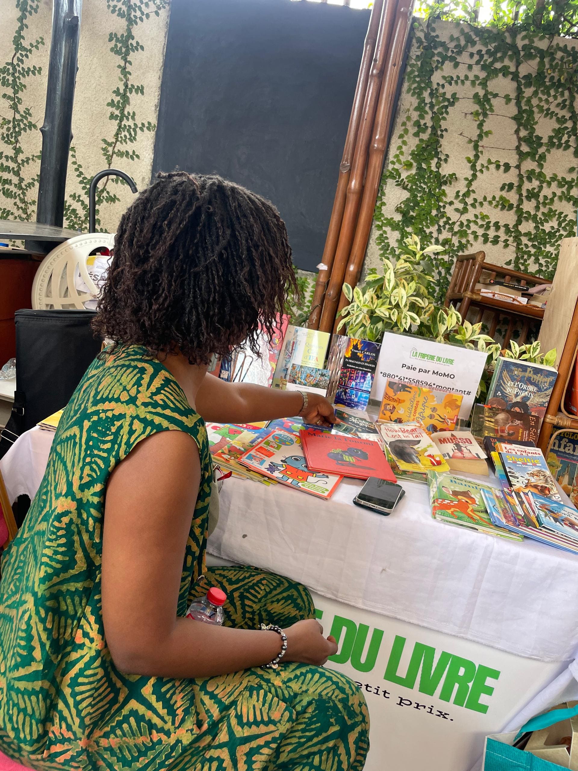 Stand La Friperie du Livre avec affiche de paiement Mobile Money