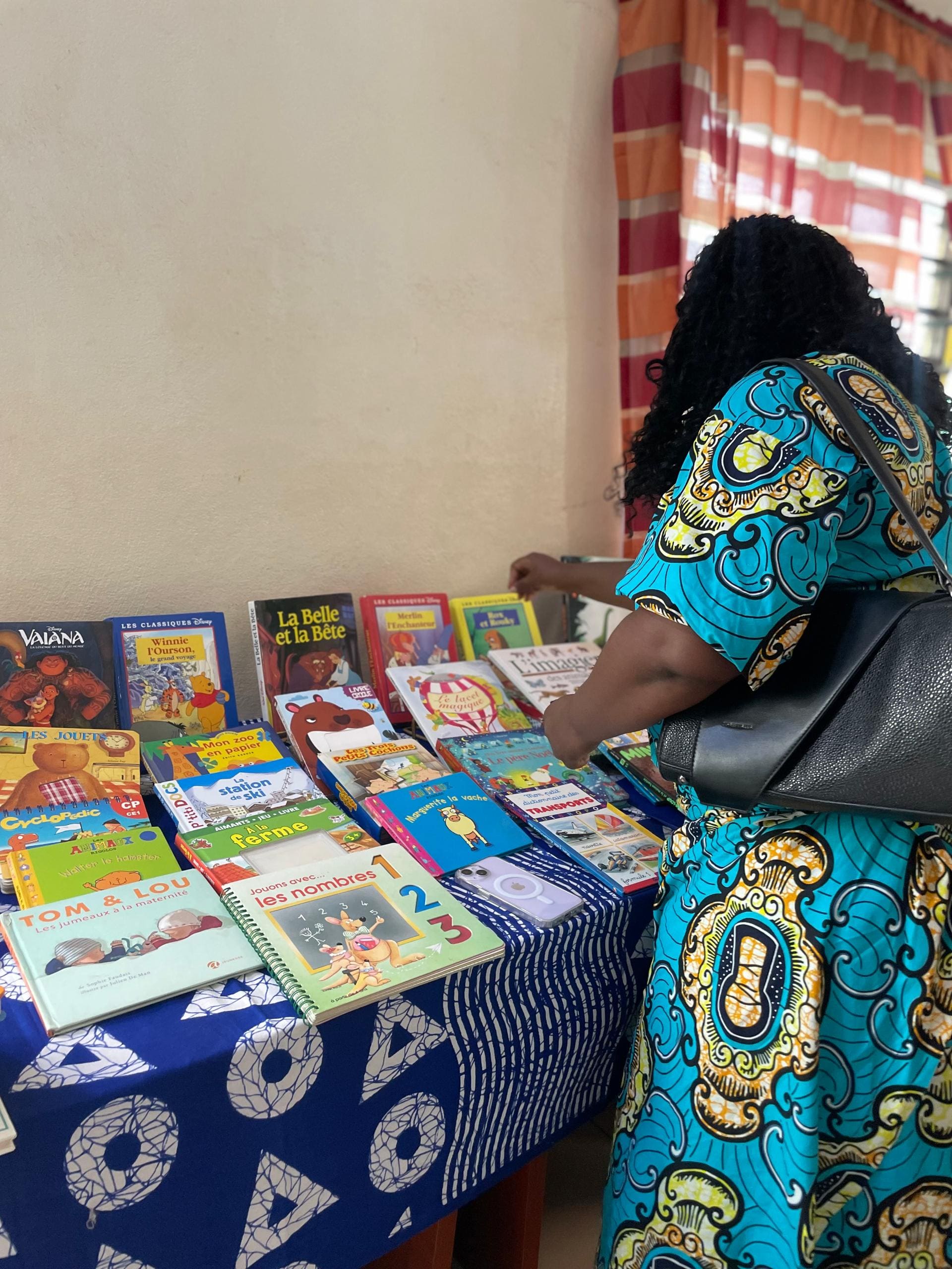 Table de livres jeunesse (Vaïana, Winnie l'Ourson, Disney) lors d'une vente privée